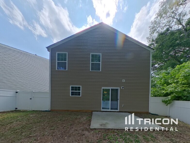 Building Photo - 5936 Sanders Farm Ln