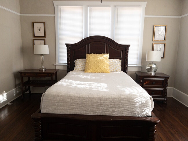 Building Photo - 302 Durden St