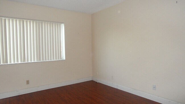 Building Photo - 2Bed/2Bath Condo in Prime Location