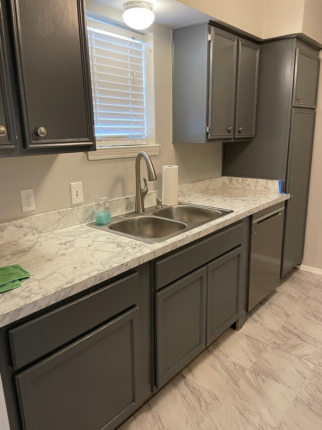 Kitchen - 10590 High Hollows Dr