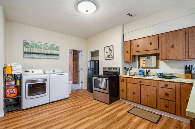 Building Photo - *Recently Updated 2BD/1BA Apartment availa...