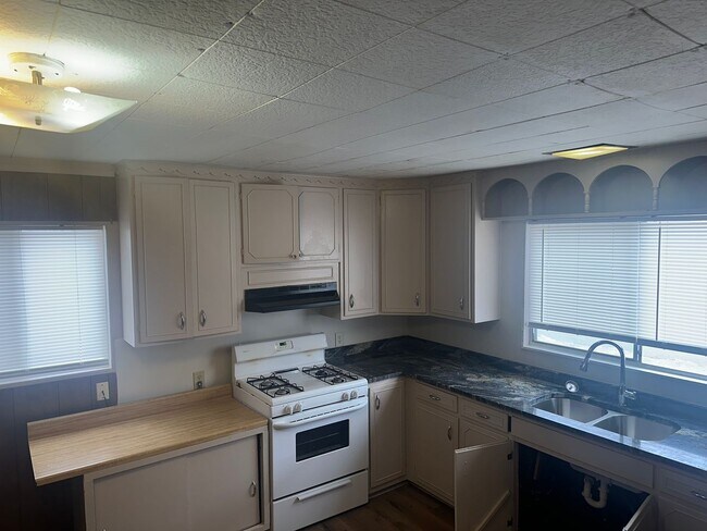 Building Photo - Available Now! 3-Bed, 1-Bath Home w/ Garage - Central Springdale, right next to Springdale High S...