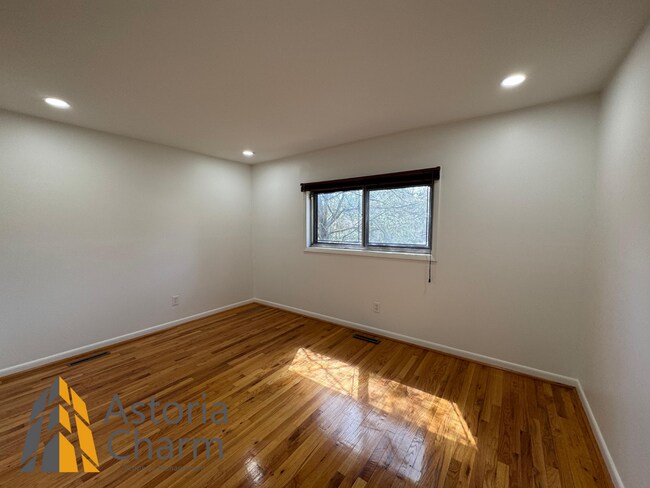 Building Photo - Spacious 5 Bedroom 3 Bath + Den Single Family Detached Home