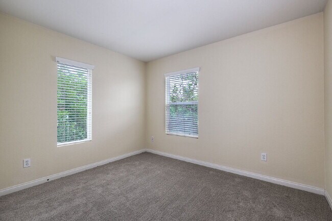 Building Photo - Spacious 2-Bed, 2.5-Bath Condo on Lighthou...