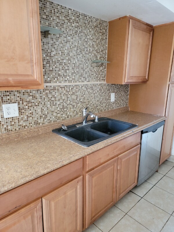 Building Photo - 1008 Willow Tree Dr