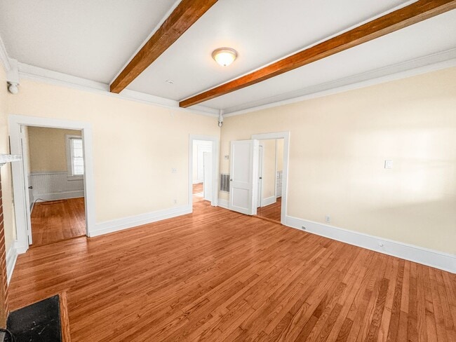 Building Photo - Charming older home in a peaceful, quiet neighborhood