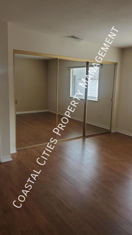 Building Photo - 1696 Carmel Cir E