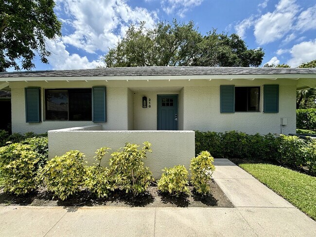 Building Photo - 216 Club Dr