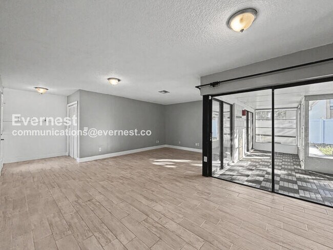 Building Photo - 3 Bed/2 Bath Home with Fenced Yard & Garage / Available Now!