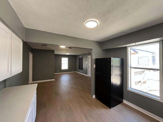 Building Photo - 3 BEDROOM 2 BATH WITH BACK APARTMENT