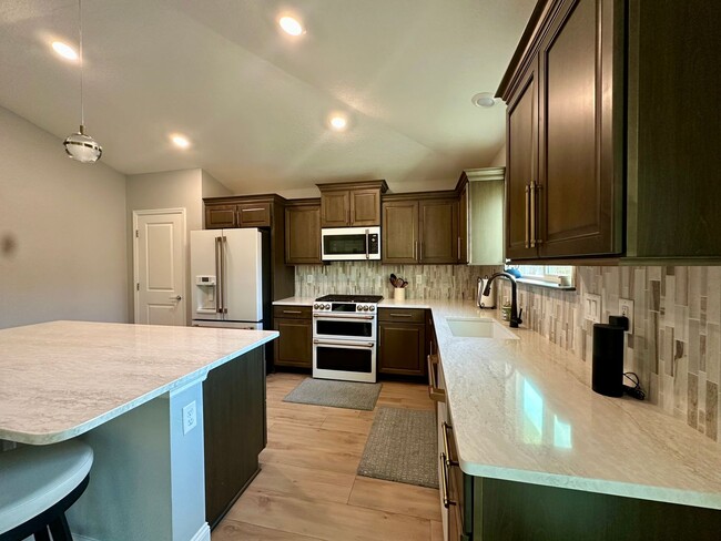 Building Photo - Serene Cul De Sac Home with Gorgeous Views!