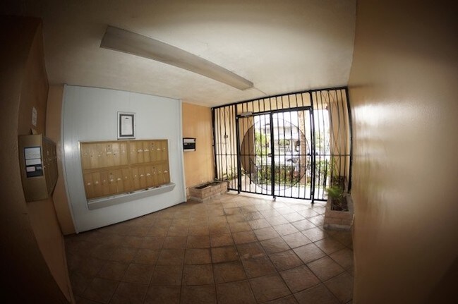 Interior Photo - 817 S. St. Andrews Pl