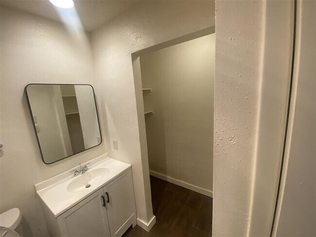 Building Photo - Spacious 3/2 duplex with a garage