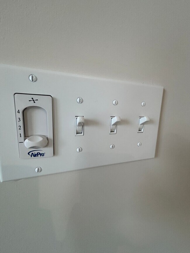 Building Photo - Luxury- New Construction