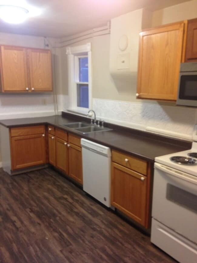 Building Photo - 2 Roommates Wanted!