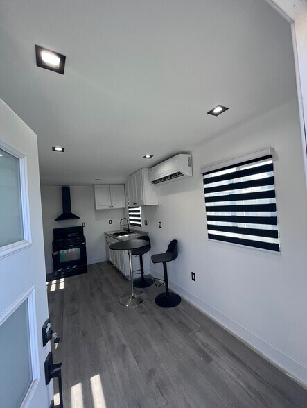 Building Photo - 5534 Cerritos Ave