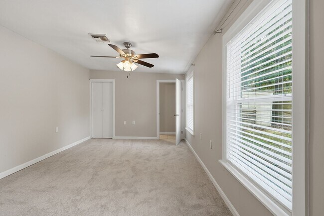 Building Photo - Quiet neighborhood, Centrally located, 3 bedroom 2 bath home in NW