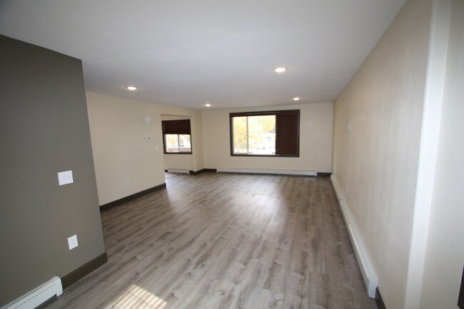 Building Photo - Beautiful 2 Bedroom Upstairs Unit!