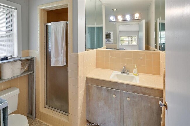 Building Photo - 305 W Brookside Dr