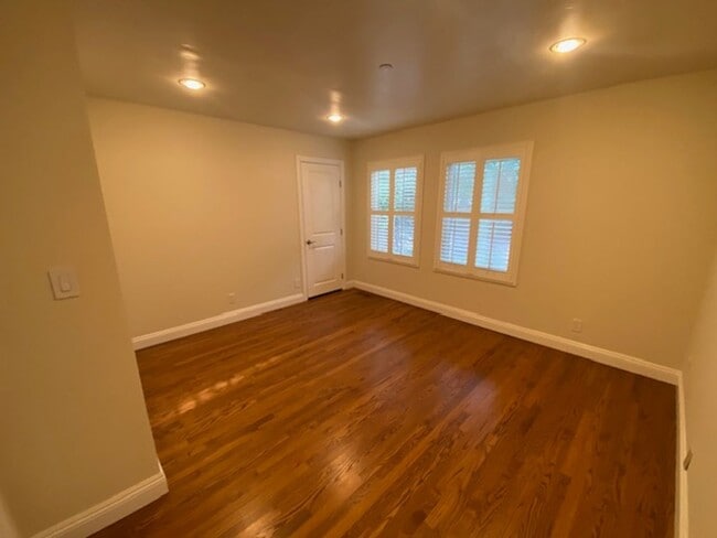 Building Photo - 1122 Miles Ave