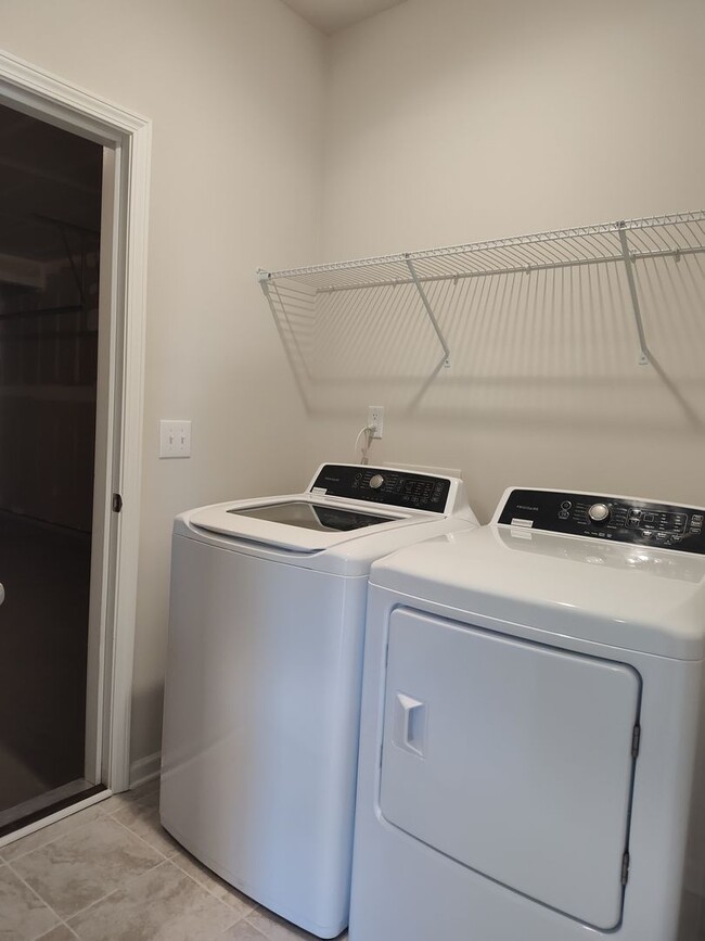 Building Photo - Move-in ready Home located in the Brightwa...