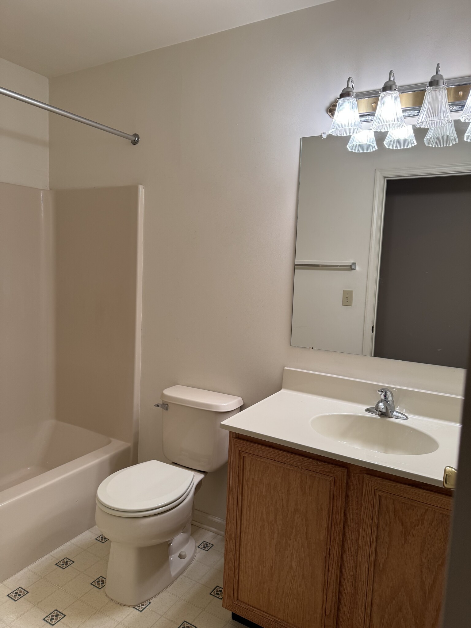 Hall Bathroom - 201 Riverwoods Dr