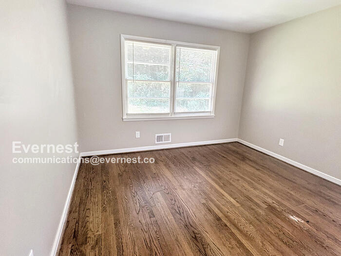 Building Photo - 2616 Wood Dr NE