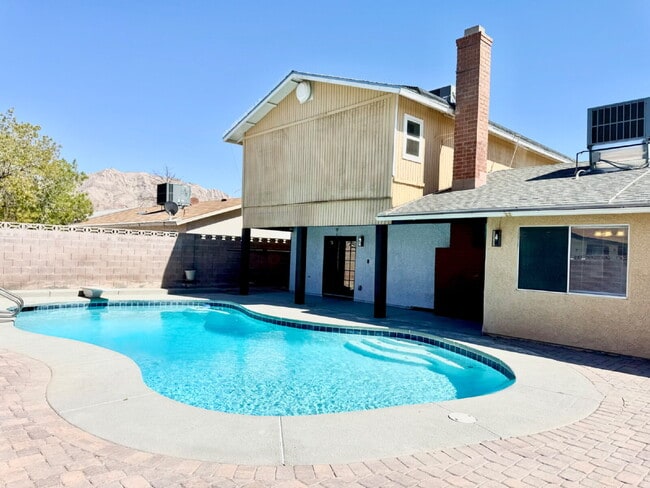Building Photo - Spacious 4BD/3BA Pool Home with Dual Prima...