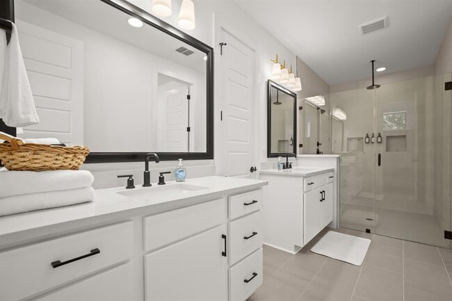 Building Photo - 1006 Winsted Ln