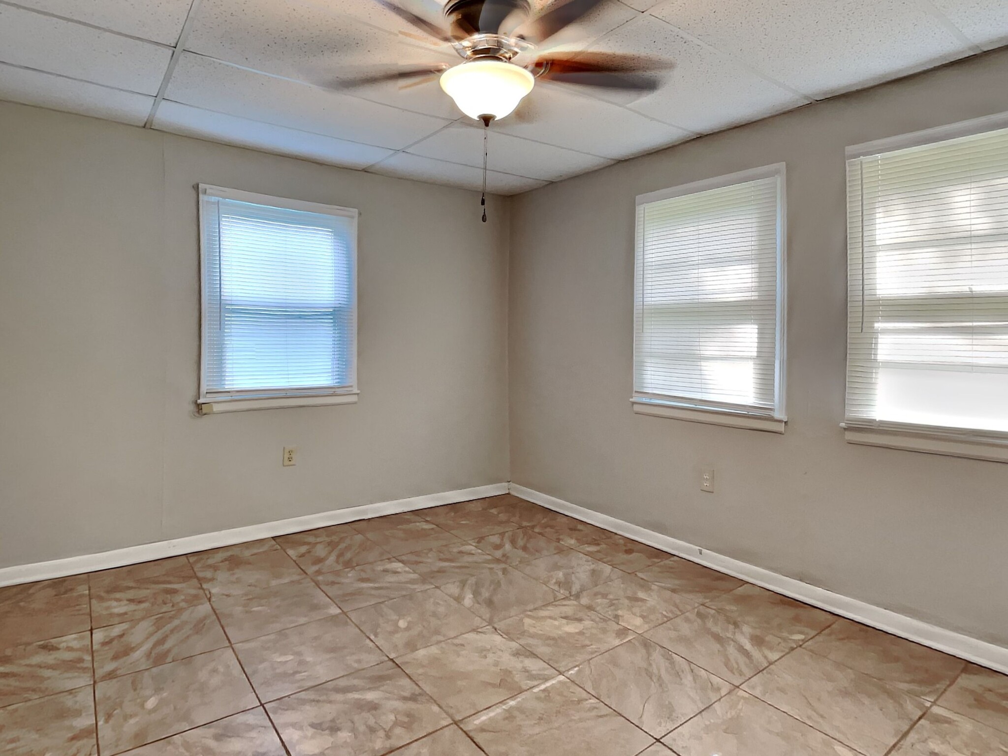 Building Photo - 1256 S Willow Ln Ave