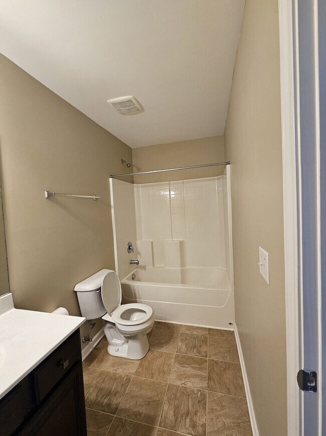 Building Photo - Great Home With Garage Parking Near Downto...