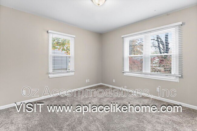 Building Photo - 6535 Melrose Ln