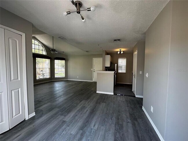 Building Photo - 652 Roaring Dr