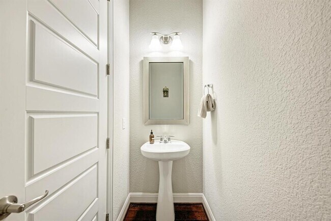 Building Photo - 2416 Echo Park Dr