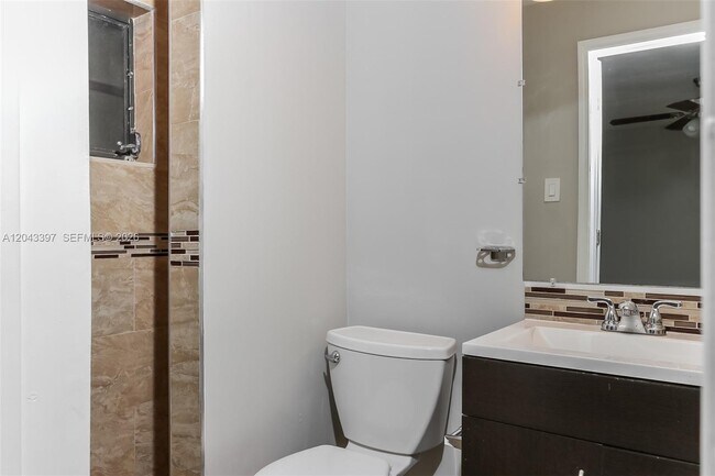 Building Photo - 11823 Dahlia Dr