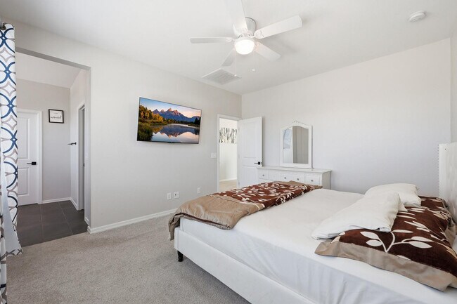 Building Photo - 997 S 150th Dr