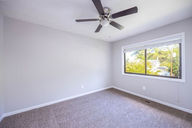 Building Photo - Spacious 3 Bedroom 2 Bath!