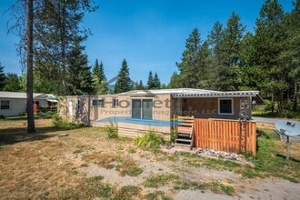 Building Photo - 2 Bedroom 1 Bath Home Available in Sagle's...