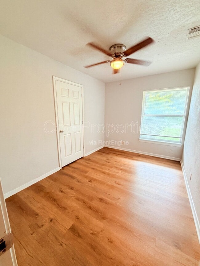 Building Photo - 827 Dunwoodie Dr