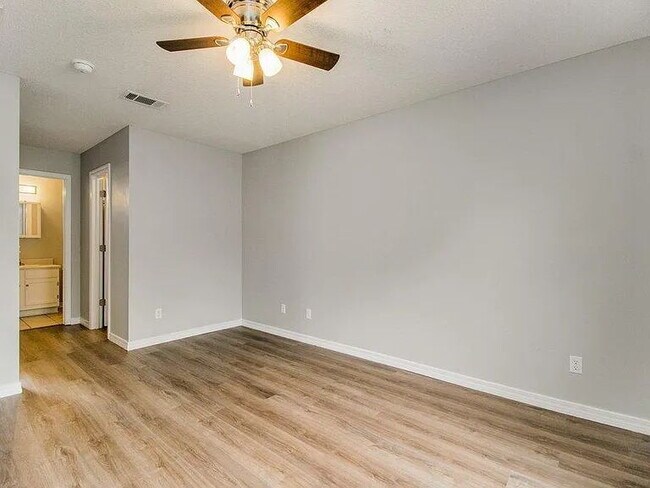 Building Photo - Renovated 2 bed 2 bath unit!