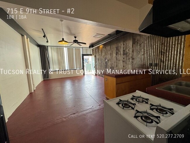 Building Photo - 715 E 9th St