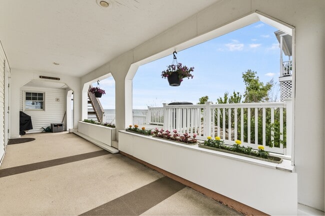 Building Photo - 62 Cosey Beach Ave