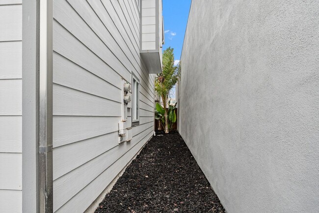 Building Photo - Luxurious Coastal Retreat with Stunning Oc...