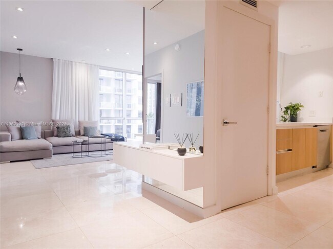 Building Photo - 1060 Brickell Ave
