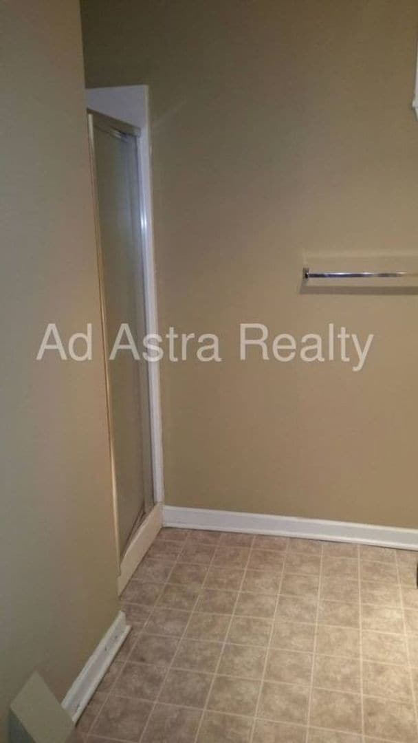 Building Photo - Shawnee Duplex-Available in JULY!!
