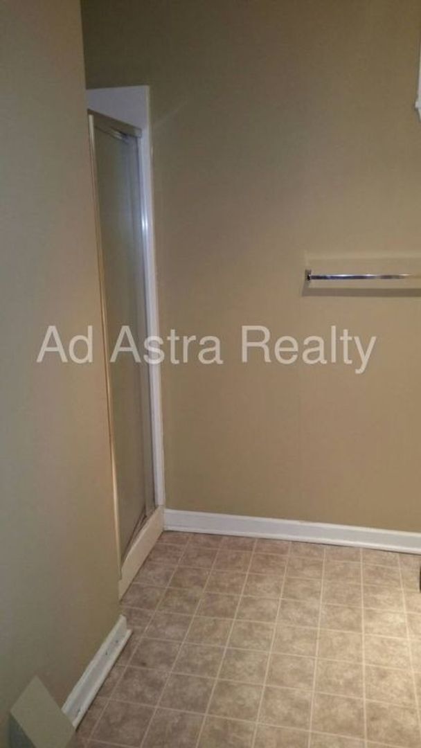 Building Photo - Shawnee Duplex-Available NOW!!