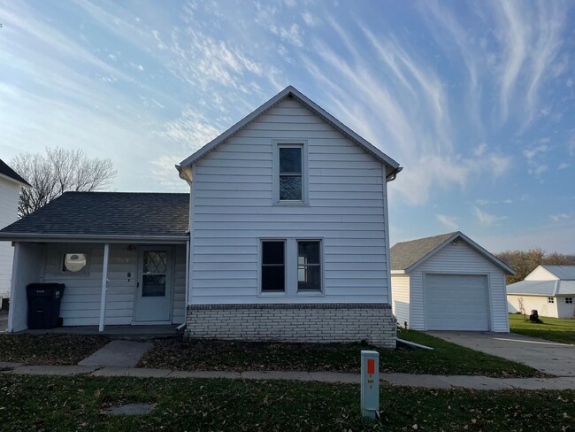 Building Photo - 2 bd 1 ba house for rent in Hudson, IA