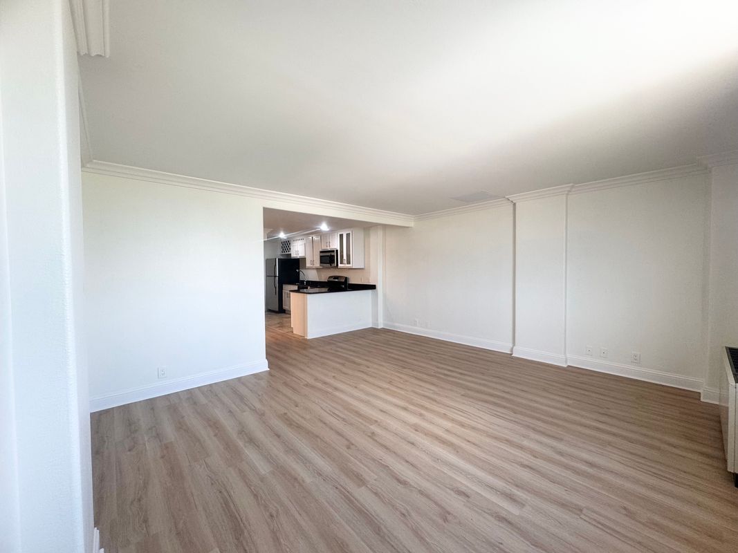 Building Photo - 700 E 8th St