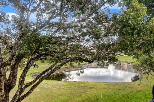 Building Photo - 1040 Country Club Dr