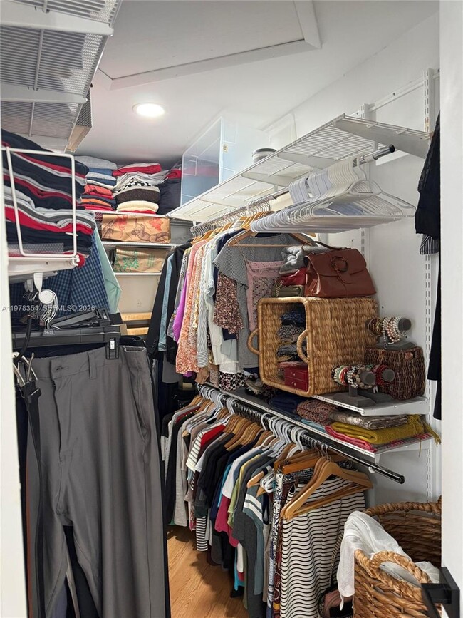 Building Photo - 2704 Pinewood Ct